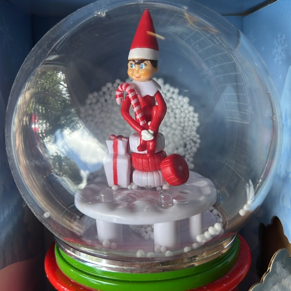 Elf on shelf snow globe - Picture 2 of 3